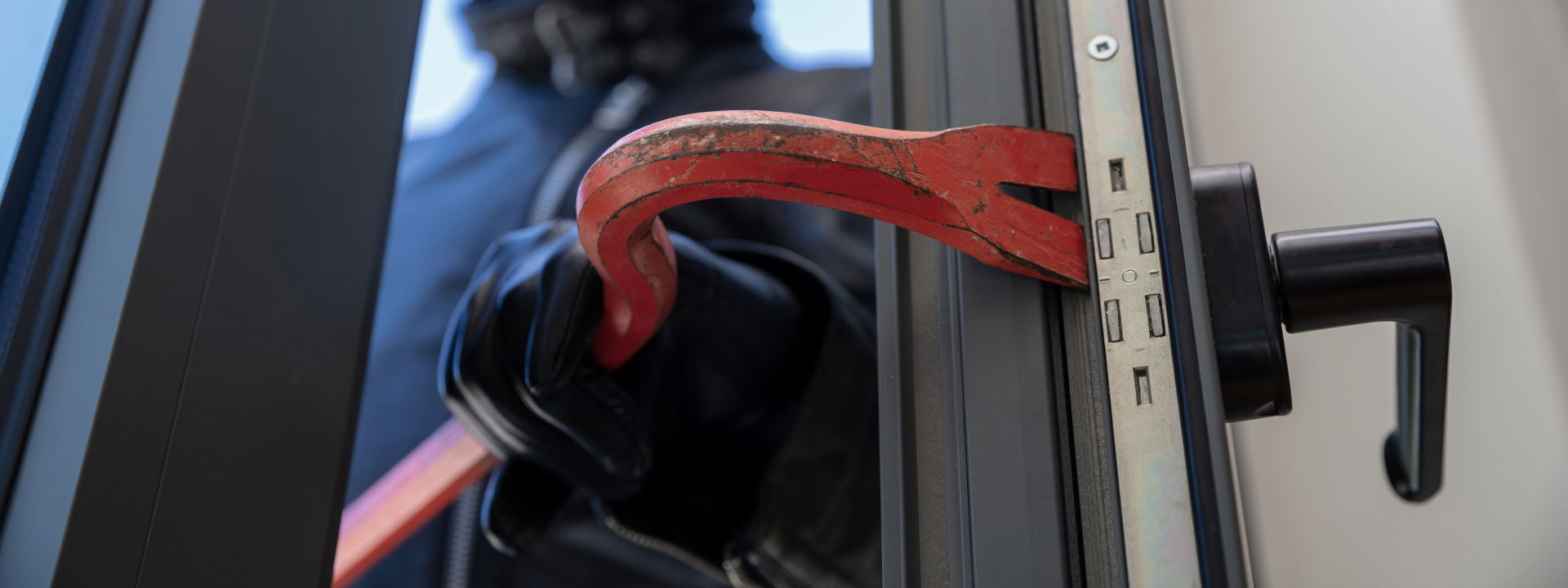 Einbrecher beim Aufbrechen einer Tür